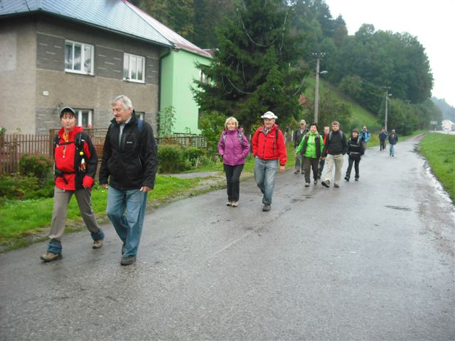 Vchádzame do Budatinskej Lehôtky a stretávame prvú skupinu autíčkarov